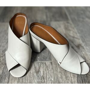 Women Franco Sarto
Ivory Leather Heels Size 10.5